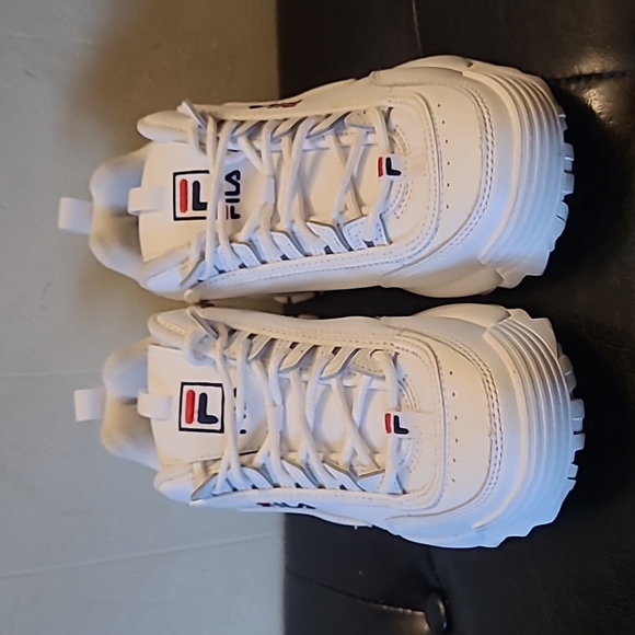 Fila Shoes Fila White Tennis Shoes Like New Only Worn 3 Or 4 Times